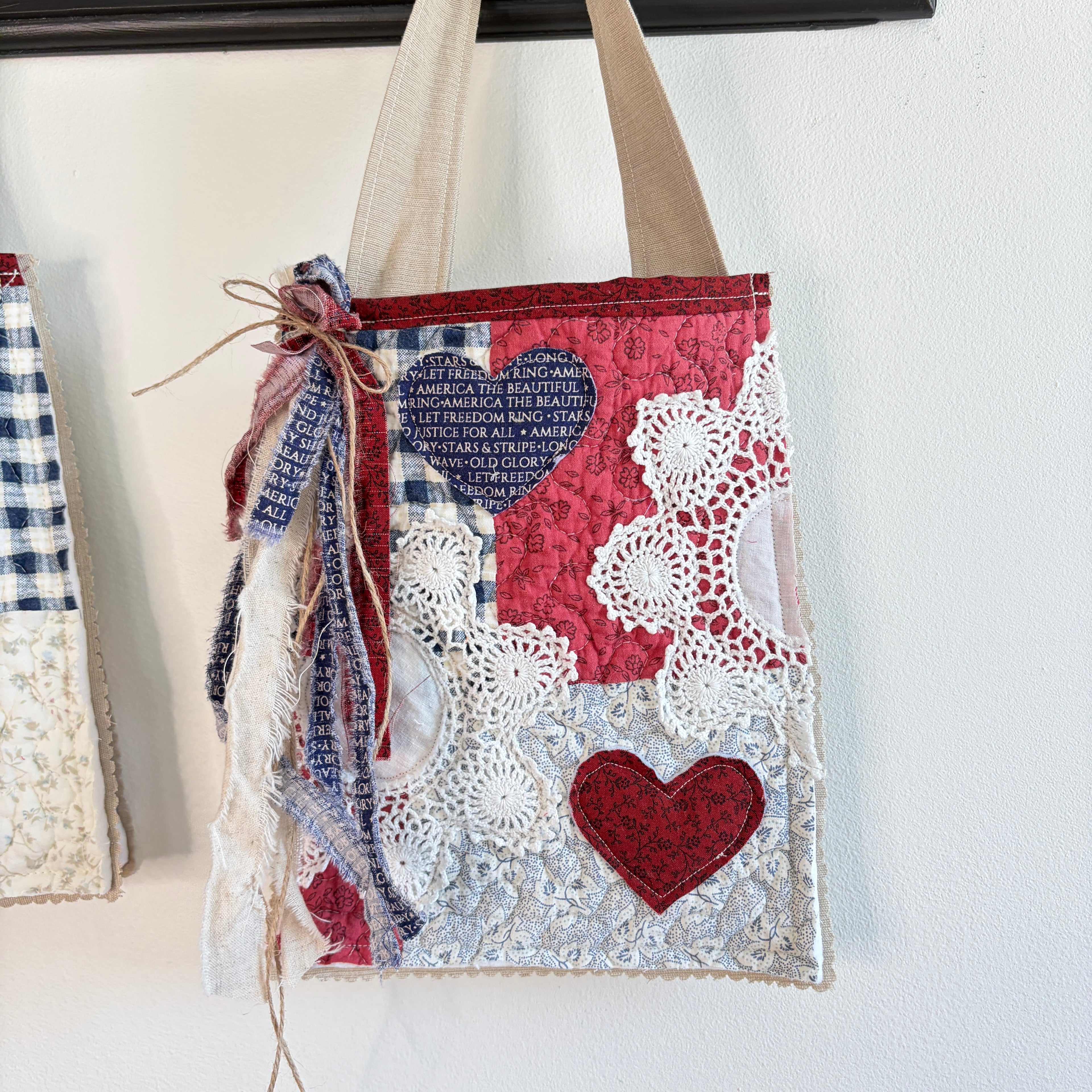 DITTY Americana Quilted Tuck-In Pouch with Hearts and Doilies, Hanging Ditty Bag