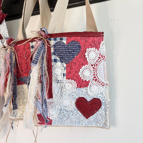 DITTY Americana Quilted Tuck-In Pouch with Hearts and Doilies, Hanging Ditty Bag