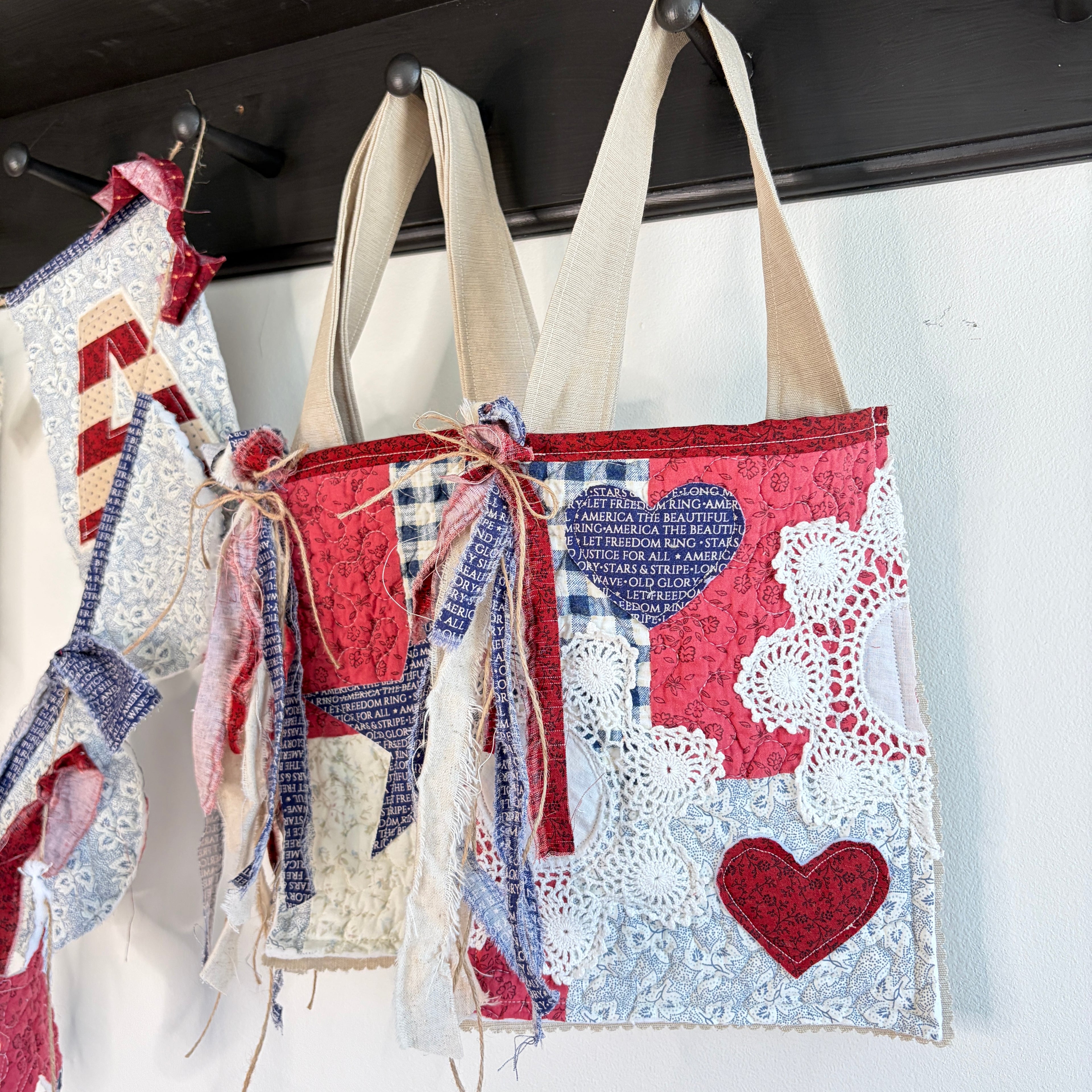 DITTY Americana Quilted Tuck-In Pouch with Hearts and Doilies, Hanging Ditty Bag