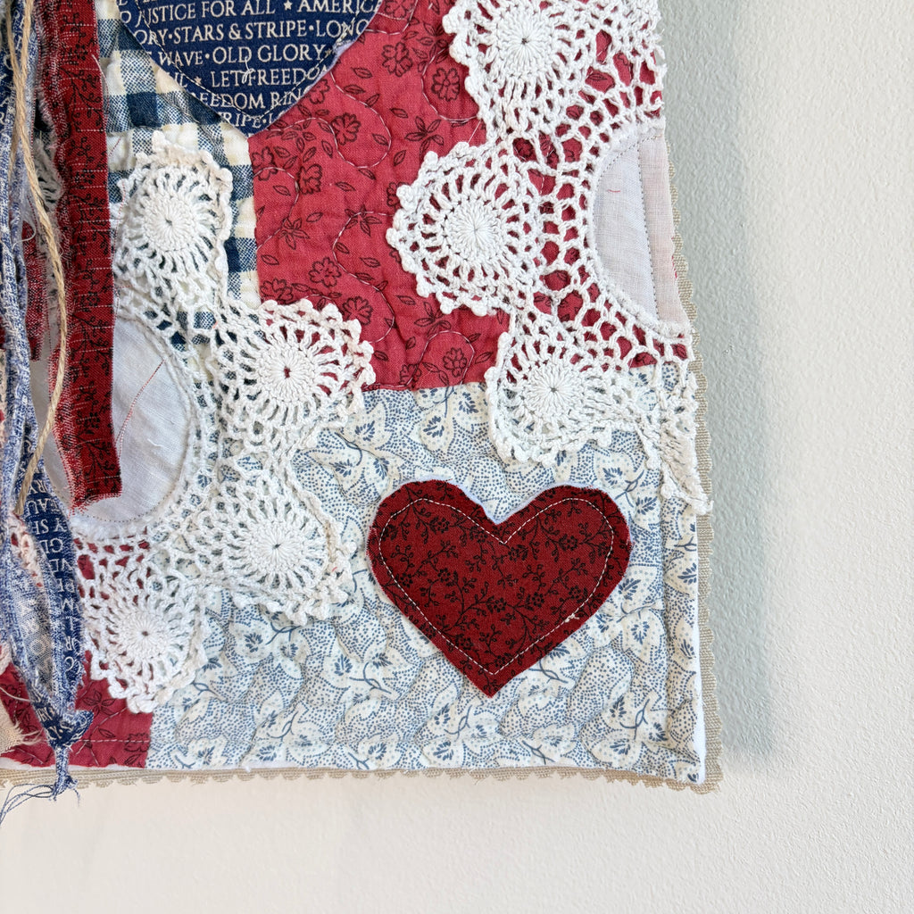 DITTY Americana Quilted Tuck-In Pouch with Hearts and Doilies, Hanging Ditty Bag