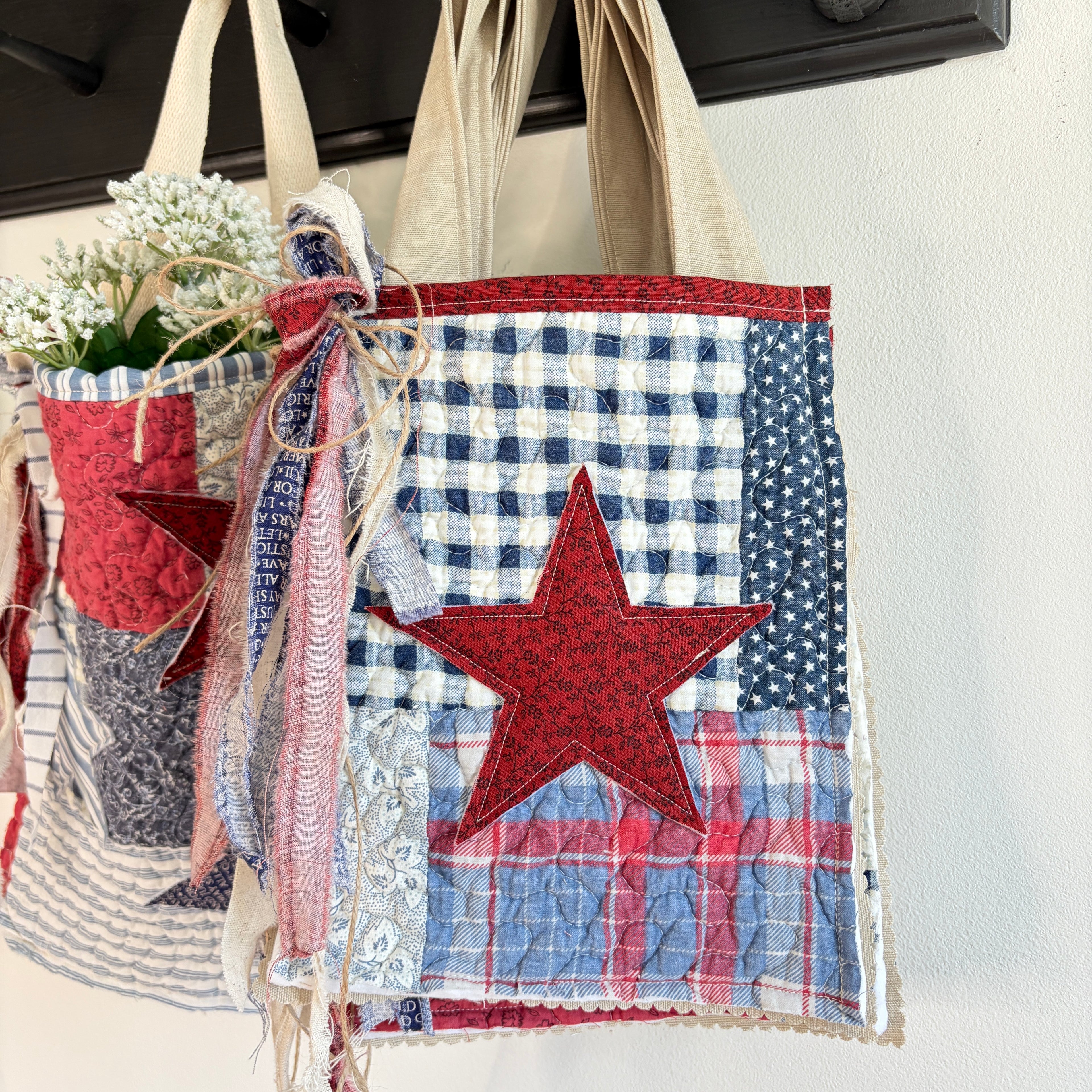 DITTY Americana Quilted Tuck-In Pouch with Burgundy Star, Hanging Ditty Bag