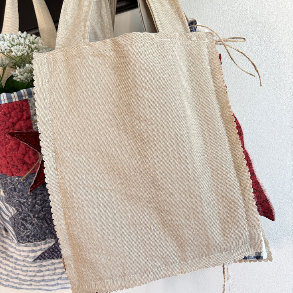 DITTY Americana Quilted Tuck-In Pouch with Hearts and Doilies, Hanging Ditty Bag