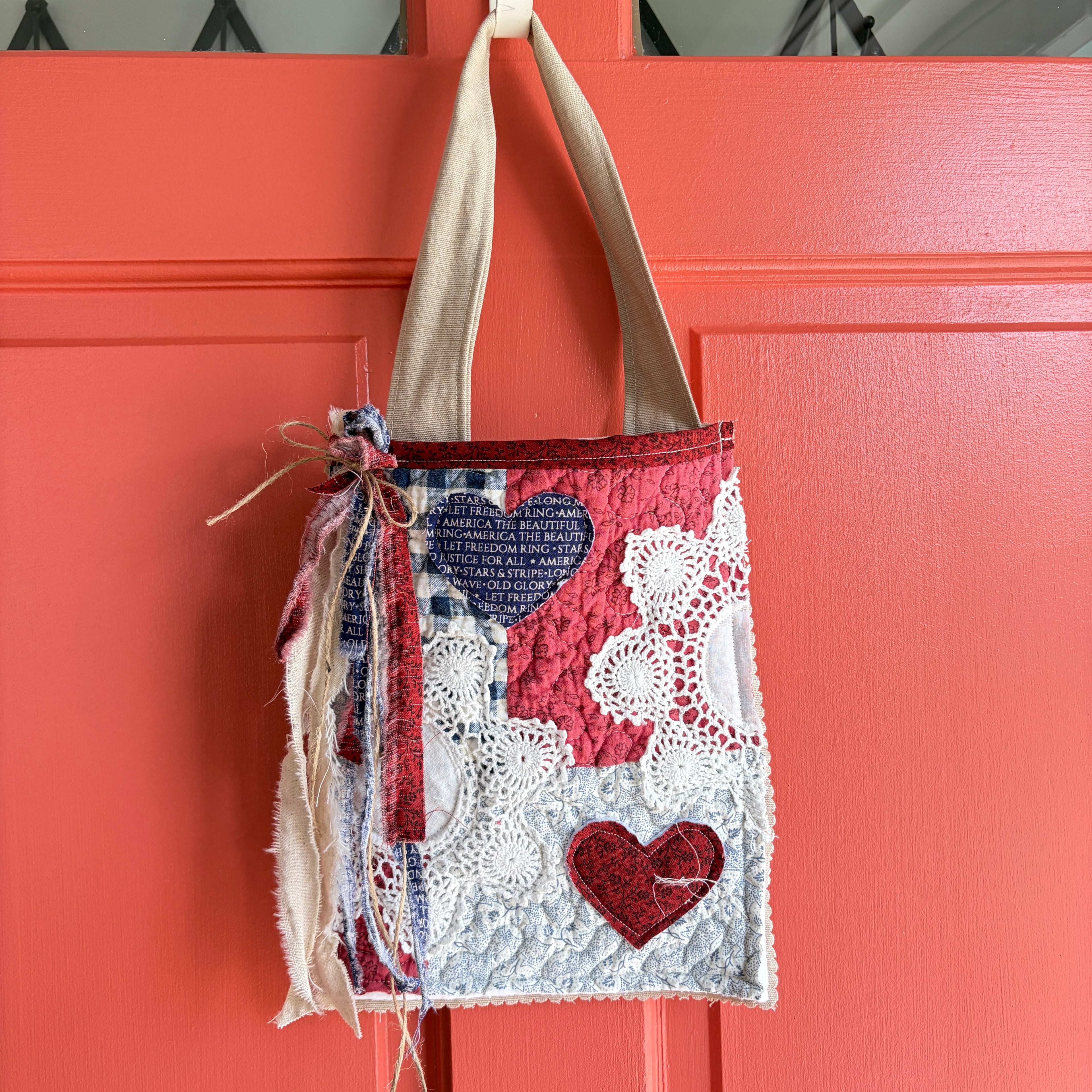 DITTY Americana Quilted Tuck-In Pouch with Hearts and Doilies, Hanging Ditty Bag