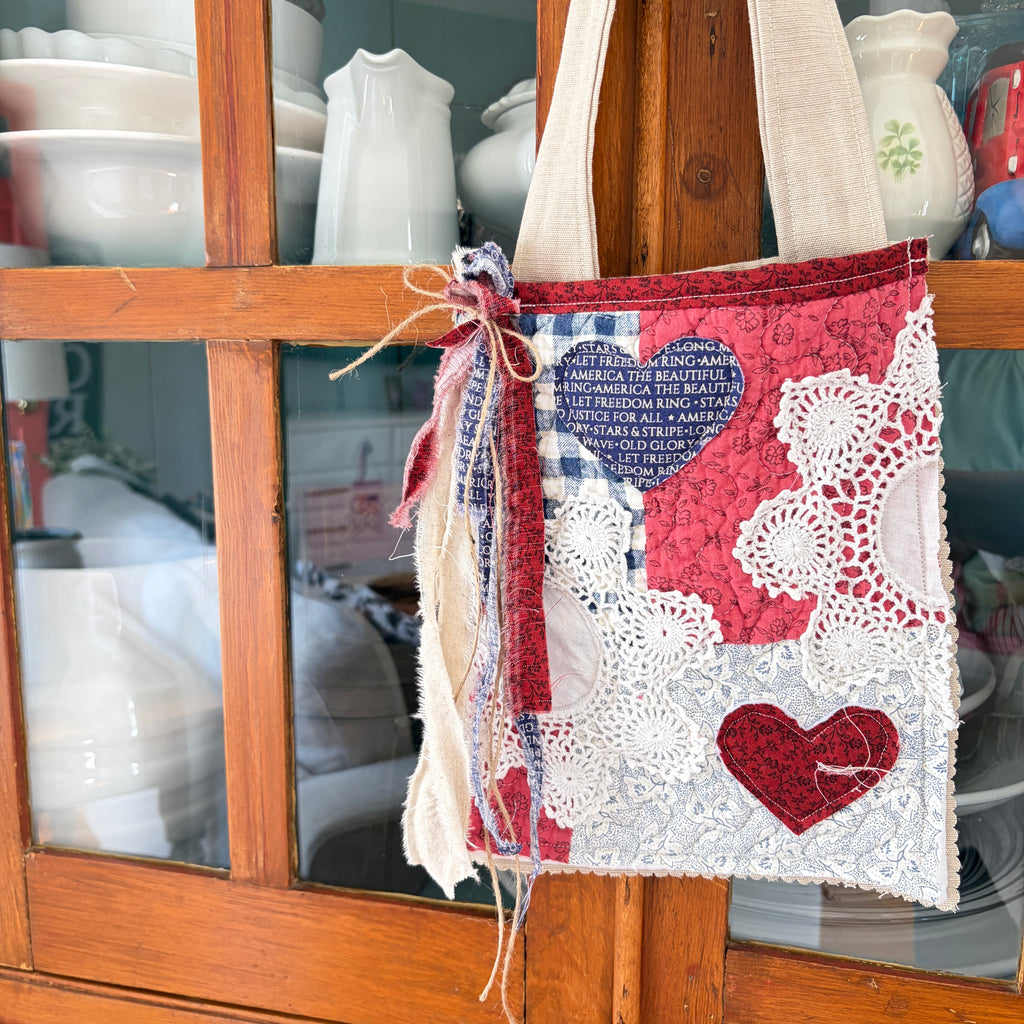 DITTY Americana Quilted Tuck-In Pouch with Hearts and Doilies, Hanging Ditty Bag