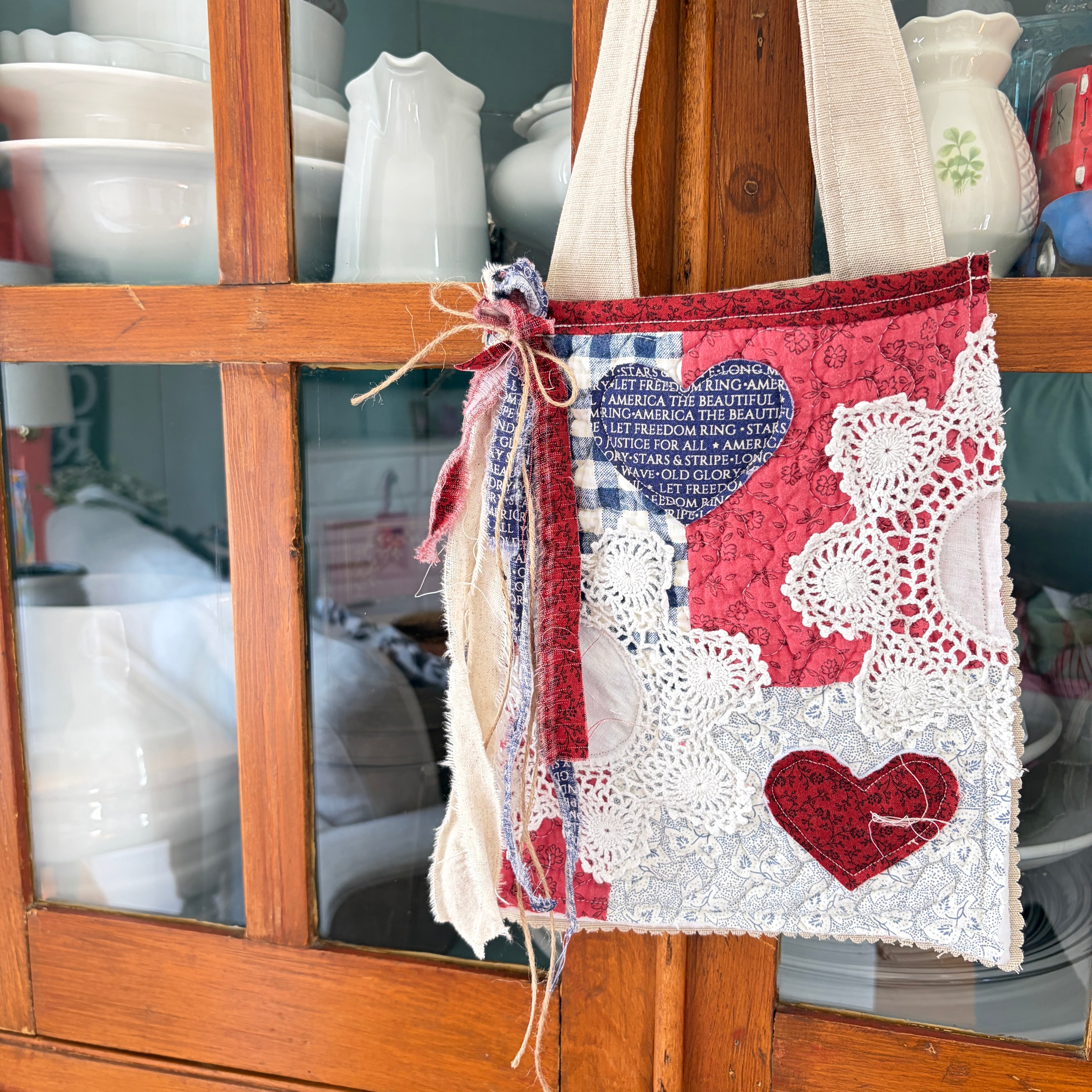 DITTY Americana Quilted Tuck-In Pouch with Hearts and Doilies, Hanging Ditty Bag