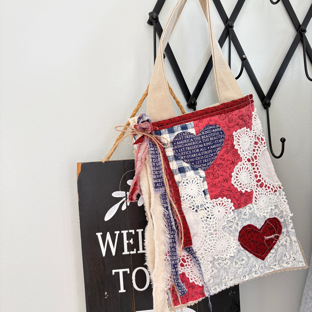 DITTY Americana Quilted Tuck-In Pouch with Hearts and Doilies, Hanging Ditty Bag